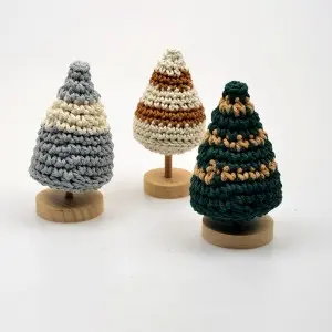 Abril Chrismas Woven Tree In Pine Solid Wood Holder